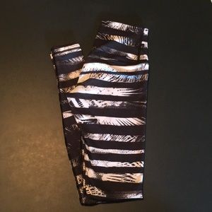 Lululemon Wunder Under Shady Palms Black and White